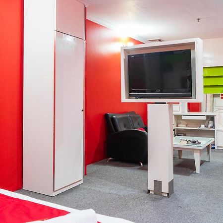 Reddoorz Plus Near Chadstone Mall Бекаси Экстерьер фото