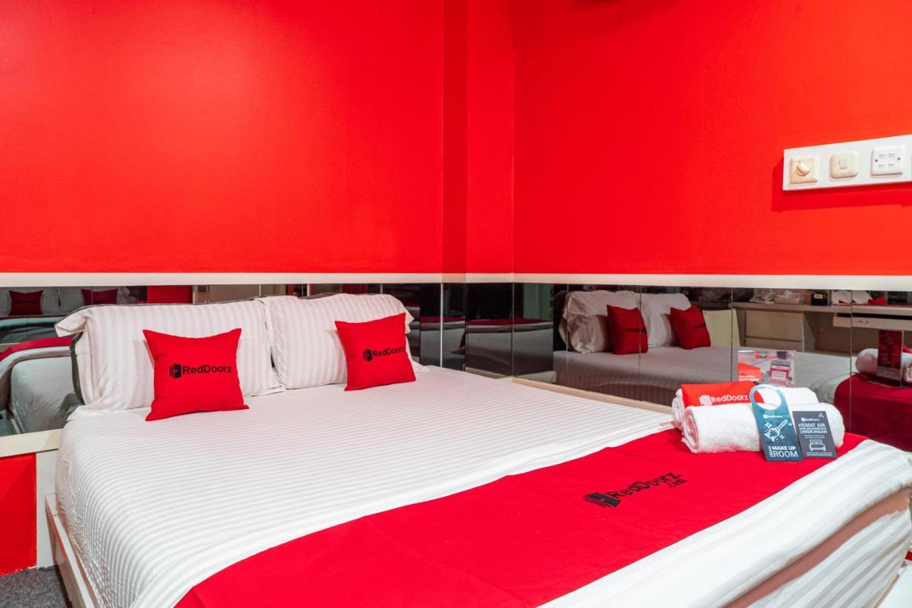 Reddoorz Plus Near Chadstone Mall Бекаси Экстерьер фото