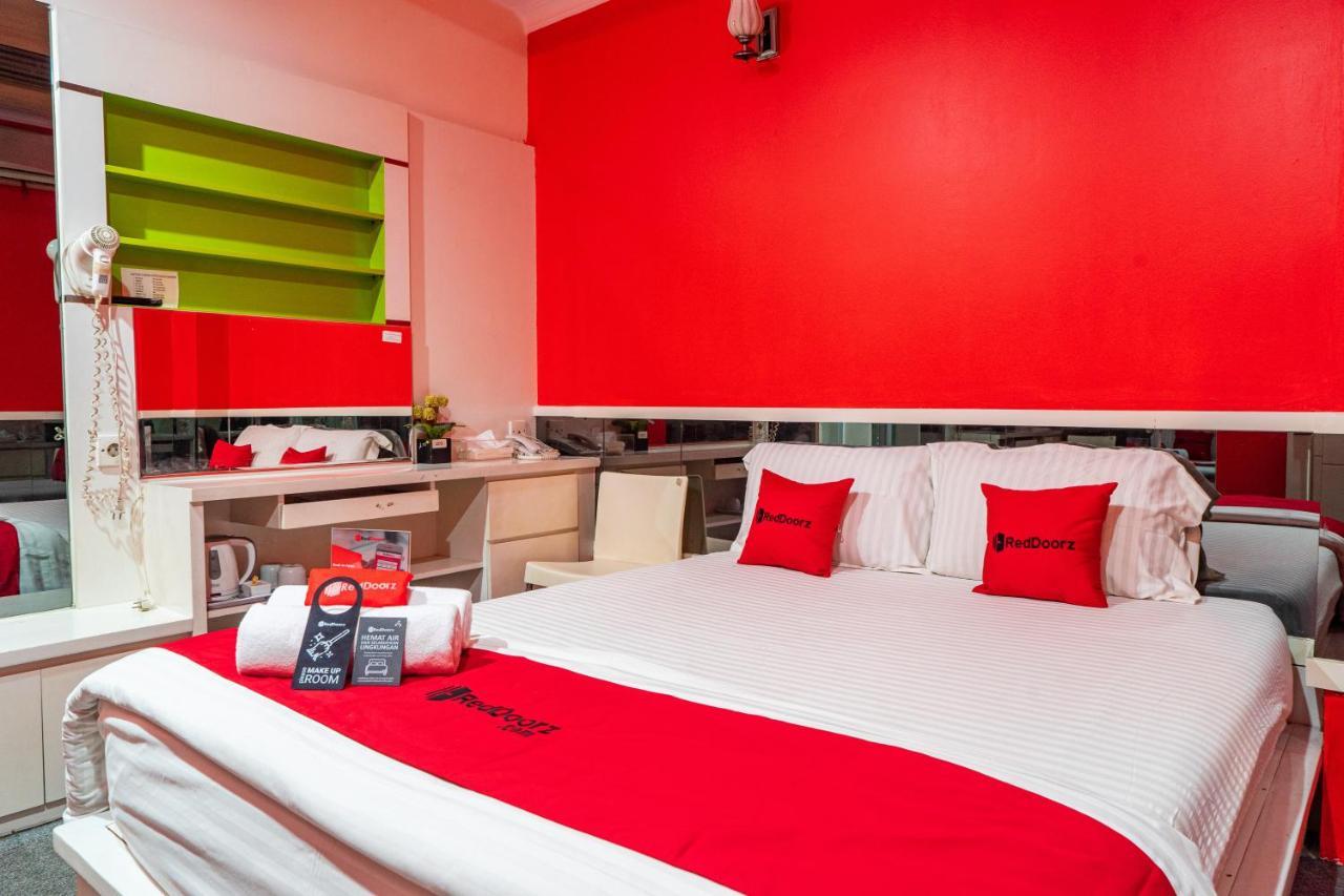 Reddoorz Plus Near Chadstone Mall Бекаси Экстерьер фото