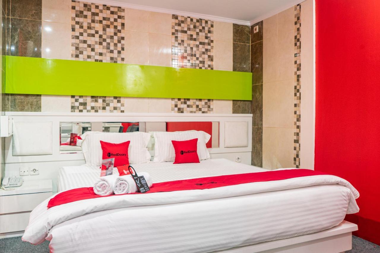 Reddoorz Plus Near Chadstone Mall Бекаси Экстерьер фото
